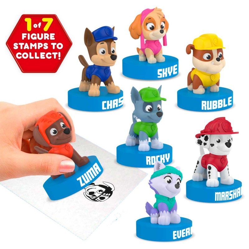 En hand håller upp Paw Patrol hundfigurer från Badbomber Barn, redo för äventyr och lekfulla stunder.